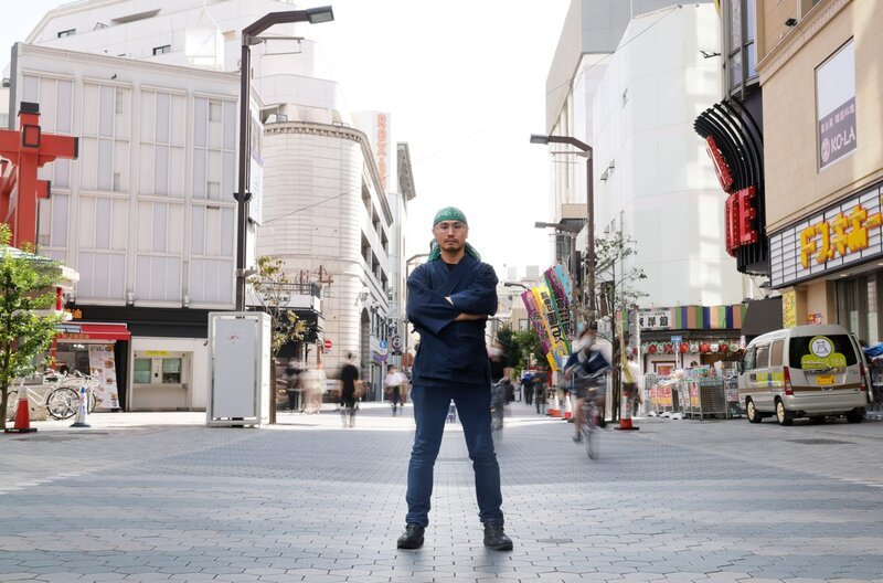 Mohei mit seinem „Teebus“ in Tokio: In dem sonst so belebten Viertel fällt es schwer, Kunden zu gewinnen. – Bild: arte