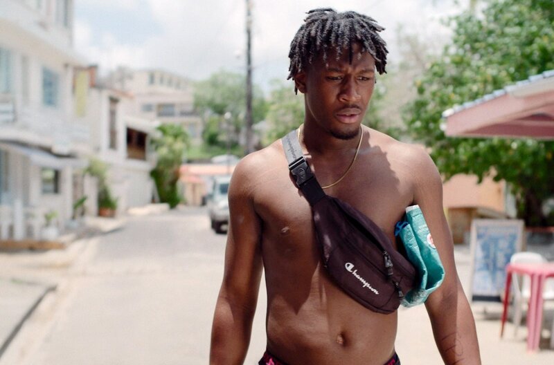 Zig (Giovanni Mole) ist ein „Loulou“, wie sie auf Martinique genannt werden. Vor acht Monaten wurde er aus dem Gefängnis entlassen – jetzt muss er lernen, Verantwortung zu übernehmen. – Bild: Stenola Productions/​KG Productions /​ © Stenola Productions/​KG Productions