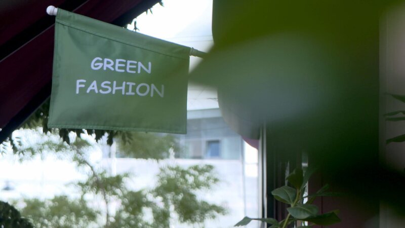 Fahne Green Fashion. – Bild: ORF/​D5 Produktion