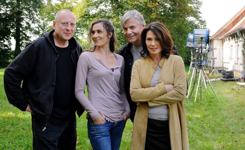 v.li.: Matti Geschonneck, Nina Kunzendorf, Peter Simonischeck, Iris Berben – Bild: Rainer Bajo / ZDF v.li.: Matti Geschonneck, Nina Kunzendorf, Peter Simonischeck, Iris Berben – Bild: Rainer Bajo / ZDF