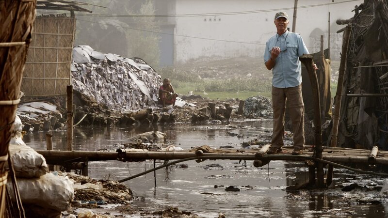 Der Wissenschaftler und Naturschützer Mark Angelo hat während einer dreijährigen Forschungsreise die massive Verschmutzung und Verseuchung der Flüsse durch die globalisierte Textilproduktion dokumentiert. – Bild: ORF/​Autentic