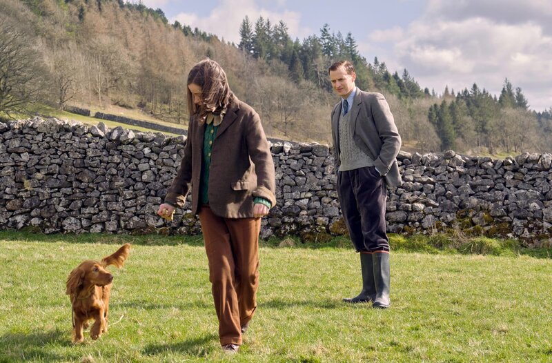 L-R: Scruff – Jennyís dog – (?Bobby), Jenny Alderson (Imogen Clawson), James Herriot (Nicholas Ralph) – Bild: WDR/​Playground Television Ltd & all3media international