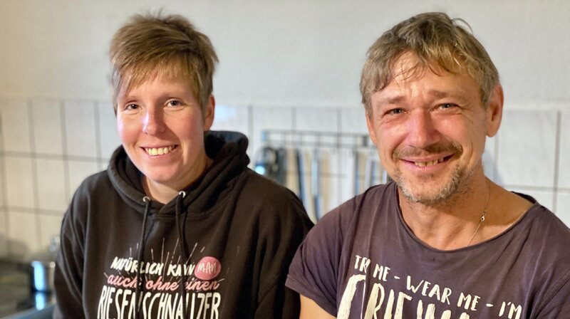 Janine und Thomas Theuermeister halten Freilandgeflügel. – Bild: NDR/​David Pilgrim