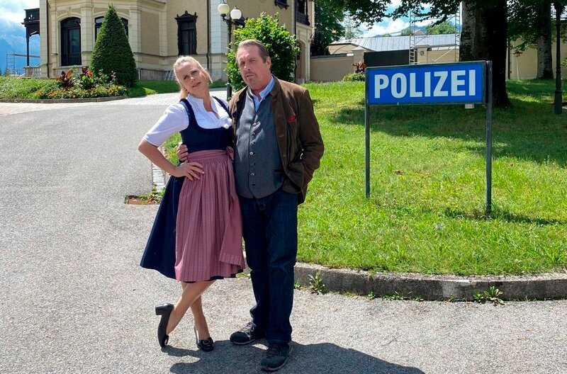 Entertainerin Barbara Schöneberger mit Andreas Giebel alias Kriminalhauptkommissar Beissl in „Watzmann ermittelt“. – Bild: SWR/​Patrick Gorra