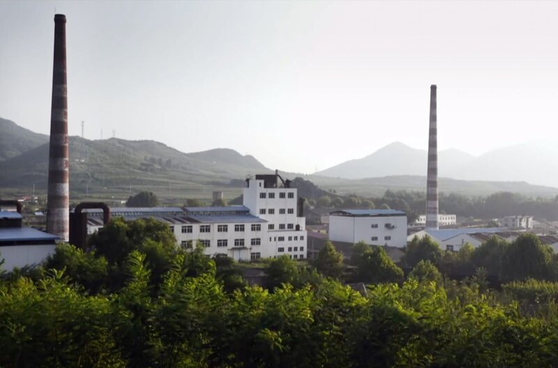 Karl Lees Fabrik im Nordosten Chinas, wo Rohstoffe für den Raketenbau produziert werden, ist an der Herstellung von Raketen für den Iran beteiligt. – Bild: BR /​ © BR