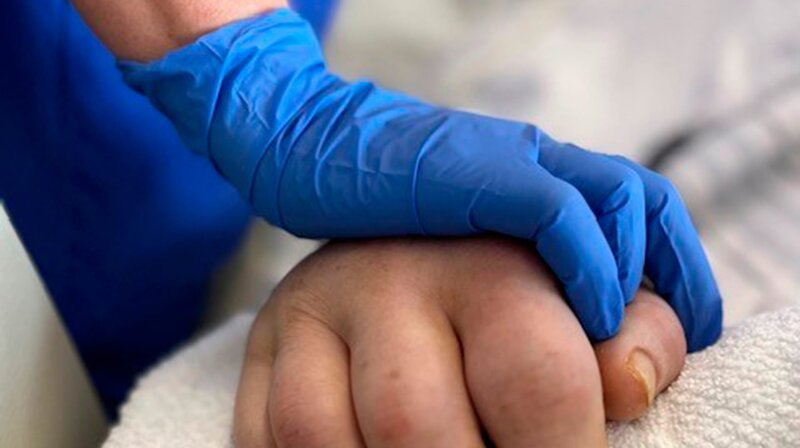 Die meisten Menschen möchten zu Hause sterben, doch immer mehr verbringen die letzten Tage ihres Lebens in einer Klinik. – Bild: NDR Die meisten Menschen möchten zu Hause sterben, doch immer mehr verbringen die letzten Tage ihres Lebens in einer Klinik. – Bild: NDR