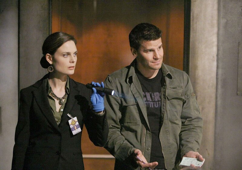 Bones Die Knochenjägerin S02E06 Die junge Frau im Kronleuchter (The