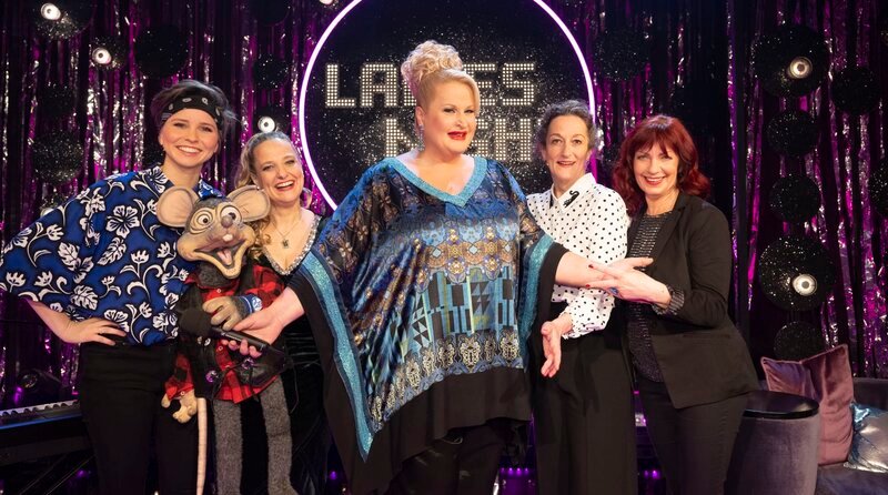 Gastgeberin Daphne de Luxe (M) mit ihren Gästen: v.l.n.r. Coremy, Murzarella, Birgit Süß, Dagmar Schönleber – Bild: WDR/​Melanie Grande