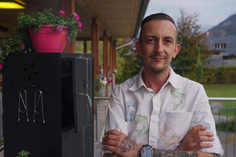 Zwischen Omas Küche und originellen Neukreationen: Christian Wölkart im Bad Ausseer Haubenlokal „Das James“ – Bild: ServusTV / Ronald Graf Zwischen Omas Küche und originellen Neukreationen: Christian Wölkart im Bad Ausseer Haubenlokal „Das James“ – Bild: ServusTV / Ronald Graf