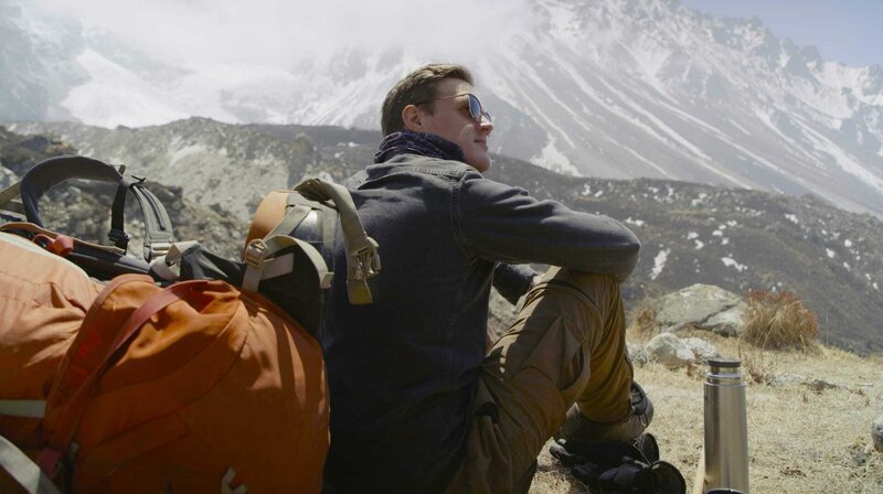 Das Abenteuer hat sich gelohnt. Patrick Weinert am Fuß des Kanchenjunga, des drittgrößten Berges der Welt. – Bild: NDR