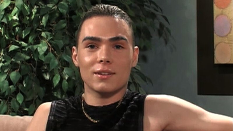 Vom Pornodarsteller zum einen weltweitgesuchten Verbrecher: Luka Magnotta tötete seinen Liebhaber in Kanada, filmte die Tat und verschickte Körperteile des Opfers. Dann floh er und wurde schließlich in Berlin festgenommen. – Bild: BILD