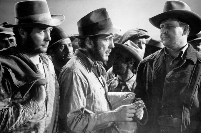 Curtin (Tim Holt) und Dobbs (Humphrey Bogart) arbeiten für den Bauunternehmer Pat McCormick (Barton MacLane, v.l.). – Bild: Warner Bros. /​ © Warner Bros.
