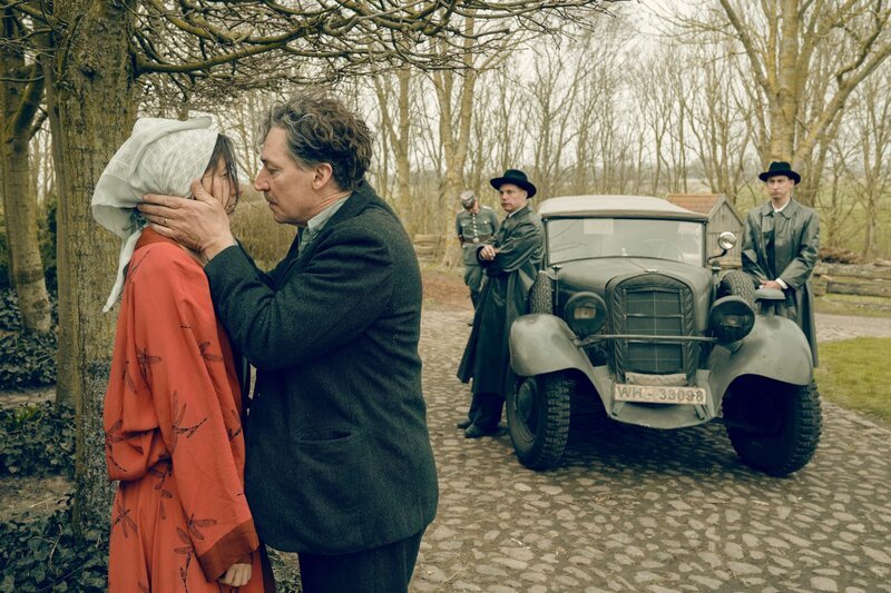 Max Ludwig Nansen (Tobias Moretti) verabschiedet sich von seiner Frau Ditte Nansen (Johanna Wokalek). – Bild: ZDF und Georges Pauly.