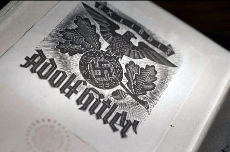 Adolf Hitlers Exlibris in einem Buch aus seiner Privatbibliothek – Bild: Andy Lehmann/Florianfilm / © Andy Lehmann/Florianfilm Adolf Hitlers Exlibris in einem Buch aus seiner Privatbibliothek – Bild: Andy Lehmann/Florianfilm / © Andy Lehmann/Florianfilm