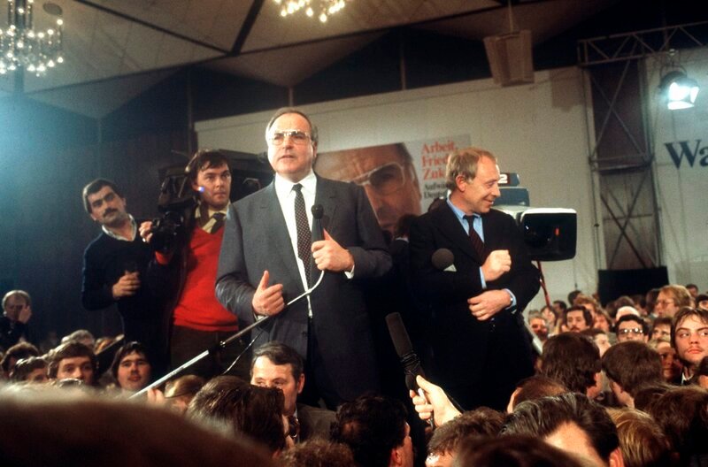 Bundeskanzler Helmut Kohl (3.v.l.) am Abend der Bundestagswahl am 6.3.1983 – Bild: WDR/​picture alliance/​Ossinger