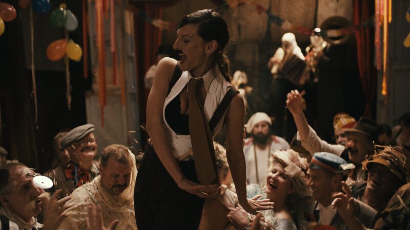 Zwei Herren im Anzug – Bild: BR/​X Verleih AG