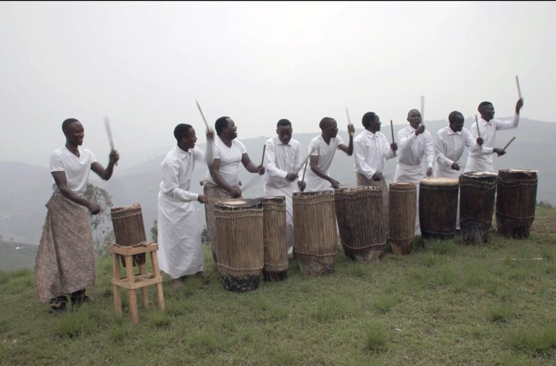 Abiru bringen Trommeln zum Schwingen, die bei den Riten zur Feier der Ernte eingesetzt werden. – Bild: arte