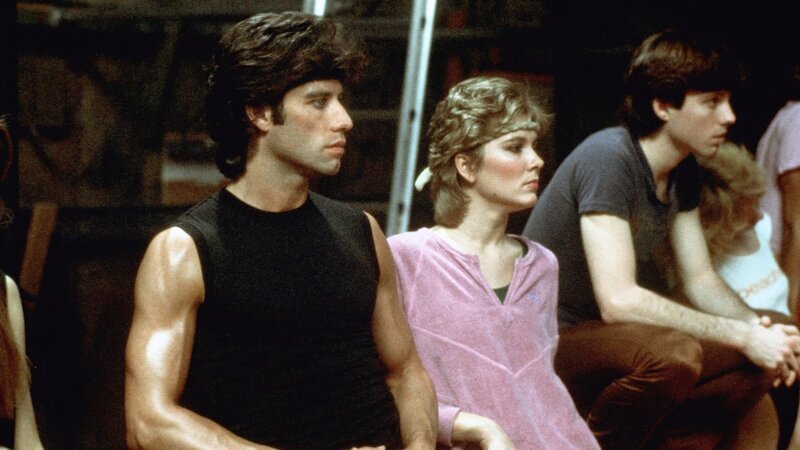 Tony (John Travolta) uns seine Freundin Jackie (Cynthia Rhodes) wollen in einer großen Broadway Show tanzen – Bild: RTL Zwei