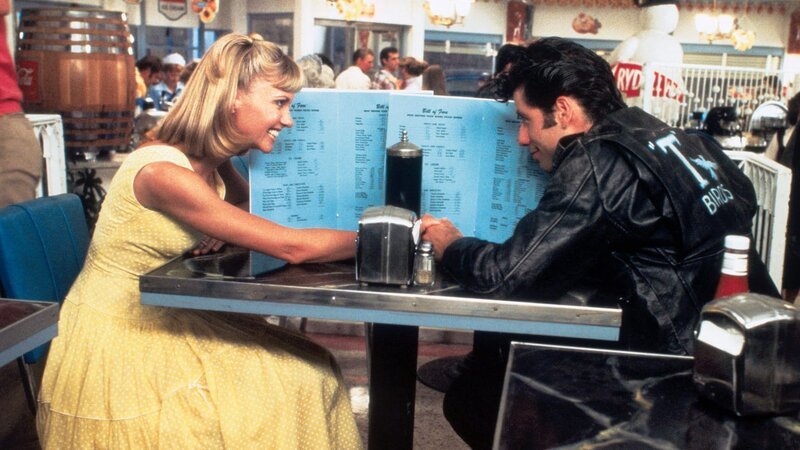 In den Sommerferien 1958 lernt Heißsporn Danny (John Travolta) die schüchterne Sandy (Olivia Newton-John) kennen. Beide verlieben sich ineinander.. – Bild: RTL Zwei
