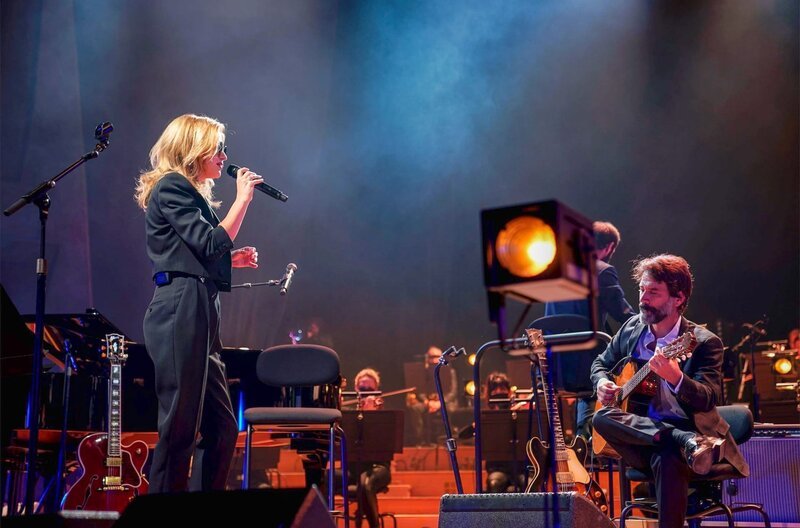Bei diesem Konzert im Studio 104 des Maison de Radio France kommen nicht nur Jazzliebhaber auf ihre Kosten, denn Melody Gardots eindrucksvolles Repertoire umfasst auch Einflüsse aus Jazz, Folk, Bossa Nova und anderen Genres. – Bild: Radio France/​Christophe Abramowitz /​ © Radio France/​Christophe Abramowitz