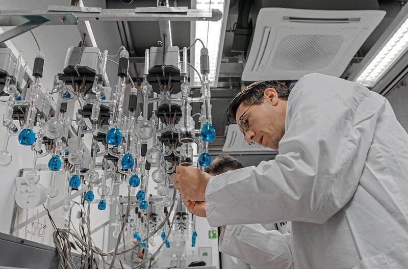 Wissenschaftler im Sauerstofflabor: Ambitionierte Wissenschaftsprojekte an verschiedenen Orten Europas zeigen die Rettungsbemühungen um die Ressource Boden und machen deutlich, wie dringend sie geschützt werden muss. – Bild: René Schröter /​ © RenÃ© Schröter