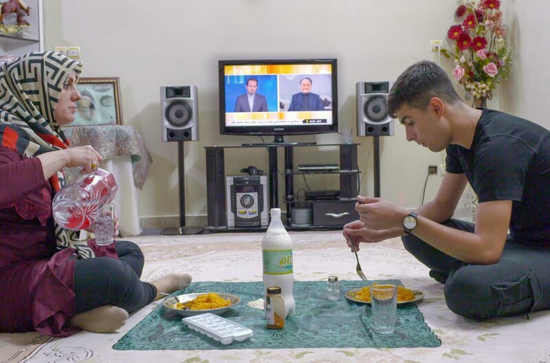 Essensszene in einer iranischen Familie – Bild: Artline Films / © Artline Films Essensszene in einer iranischen Familie – Bild: Artline Films / © Artline Films