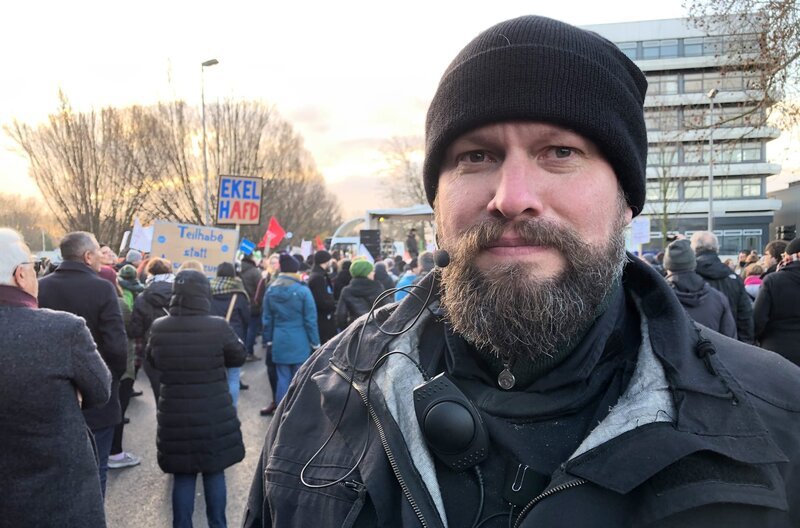 Polizeihauptkommissar Jan-Patrick Huke im Einsatz beim Bundesparteitag der AfD in Braunschweig: Er hat kein Verständnis für Kollegen, die mit der AfD sympathisieren. – Bild: arte