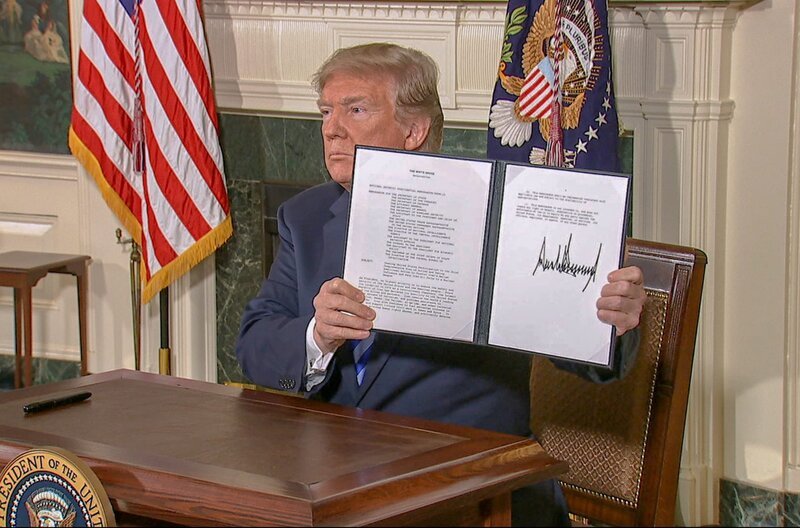 Donald Trump nach der Ankündigung des Ausstiegs aus dem Atomabkommen mit dem Iran im Jahr 2018 – Bild: Artline Films /​ © Artline Films
