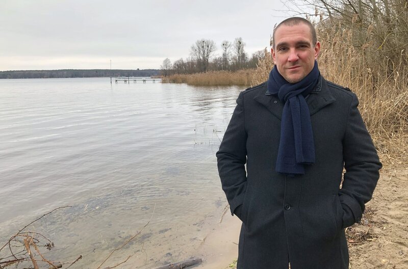 Kriminalhauptkommissar Oliver von Dobrowolski kritisiert im Namen des Vereins PolizeiGrün mangelnde Transparenz und Fehlerkultur in den eigenen Reihen und wird dafür gemobbt. – Bild: arte Kriminalhauptkommissar Oliver von Dobrowolski kritisiert im Namen des Vereins PolizeiGrün mangelnde Transparenz und Fehlerkultur in den eigenen Reihen und wird dafür gemobbt. – Bild: arte
