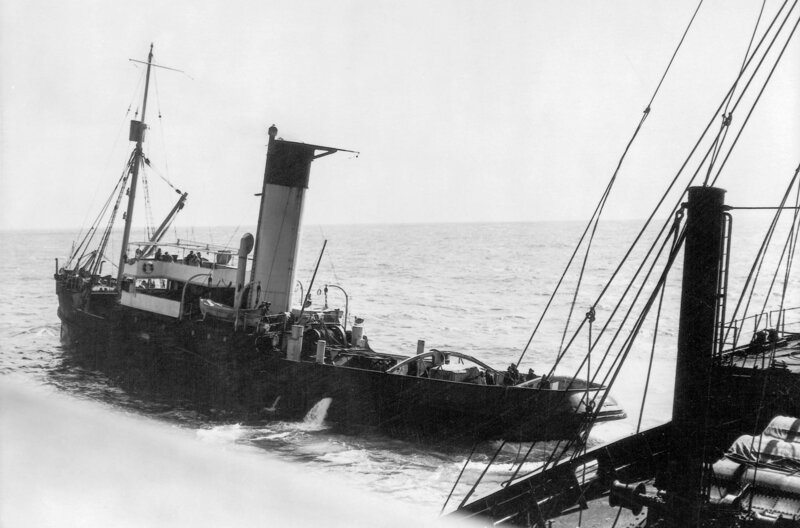 Die Bergung des havarierten Schiffes erweist sich als schwierig. – Bild: Mk2 /​ © Mk2