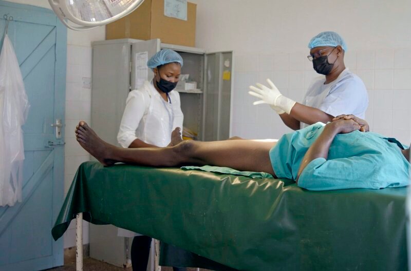 In Afrika findet eine Massenbeschneidung zur Prävention von AIDS statt. – Bild: SWR/Beate Scherer In Afrika findet eine Massenbeschneidung zur Prävention von AIDS statt. – Bild: SWR/Beate Scherer