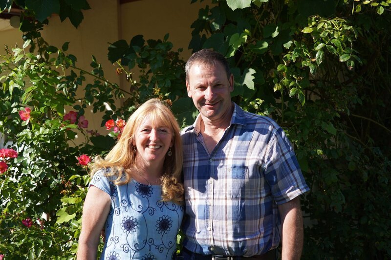 Ein Naturgarten auf 3000 Quadratmetern – so präsentiert sich das grüne Paradies von Monika und Manfred Höck im Tiroler Schwoich. Unzählige Obstbäume, üppige Rosenbeete, ein Gemüsegarten, ein selbst gebauter Schwimmteich zieren die Wohlfühloase ebenso wie eine eigene Destillerie. – Bild: Leopold Mayrhofer/Natur im Garten Ein Naturgarten auf 3000 Quadratmetern – so präsentiert sich das grüne Paradies von Monika und Manfred Höck im Tiroler Schwoich. Unzählige Obstbäume, üppige Rosenbeete, ein Gemüsegarten, ein selbst gebauter Schwimmteich zieren die Wohlfühloase ebenso wie eine eigene Destillerie. – Bild: Leopold Mayrhofer/Natur im Garten