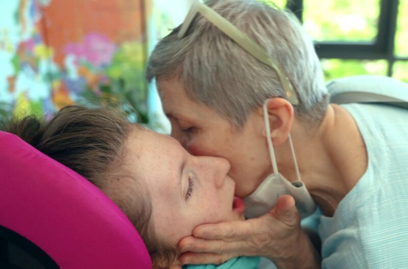 Christel Kress kümmert sich seit 17 Jahren um ihre behinderte Tochter Emma. – Bild: SWR