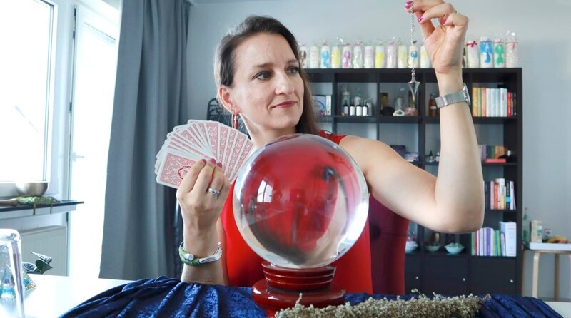 Moderatorin Julia Tzschätzsch will ergründen, was hinter dieser Mystik steckt und warum es so viele fasziniert. – Bild: MDR/HR Moderatorin Julia Tzschätzsch will ergründen, was hinter dieser Mystik steckt und warum es so viele fasziniert. – Bild: MDR/HR