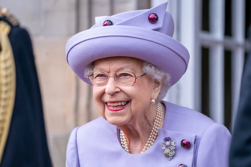 Königin Elizabeth II. Nimmt am 28. Juni 2022 in Edinburgh, Vereinigtes Königreich, an einer Parade des Armed Forces Act of Loyalty im Palace of Holyroodhouse teil. Mitglieder der königlichen Familie verbringen eine königliche Woche in Schottland und gehen zwischen Montag, dem 27. Juni und Freitag, dem 01. Juli 2022, einer Reihe von Verpflichtungen nach. – Bild: 2022 Getty Images / Jane Barlow – WPA Pool / Getty Images Europe Königin Elizabeth II. Nimmt am 28. Juni 2022 in Edinburgh, Vereinigtes Königreich, an einer Parade des Armed Forces Act of Loyalty im Palace of Holyroodhouse teil. Mitglieder der königlichen Familie verbringen eine königliche Woche in Schottland und gehen zwischen Montag, dem 27. Juni und Freitag, dem 01. Juli 2022, einer Reihe von Verpflichtungen nach. – Bild: 2022 Getty Images / Jane Barlow – WPA Pool / Getty Images Europe