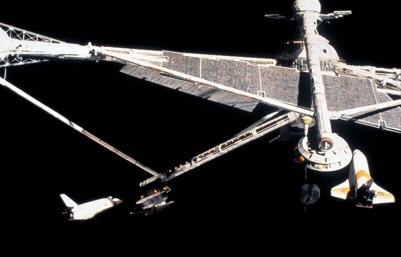 An dieser Raumstation, in der Drax seinen katastrophalen Angriff plant, hat der Raumgleiter „Moonraker“ bereits angedockt. Nun müsste er nur noch mit dem gefährlichen Giftstoff gefüllt werden … – Bild: Puls 4