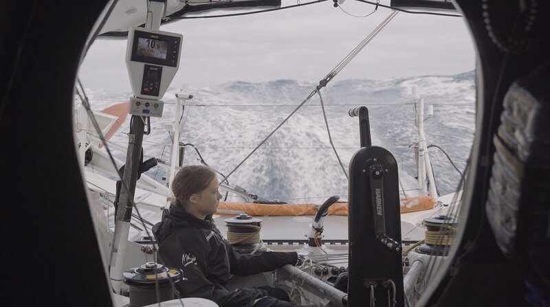 Spektakuläre Überfahrt zum UN-Klimagipfel nach New York. Nathan Grossman war als einziger Filmemacher an ihrer Seite, als Heimweh und Seekrankheit sie quälen. – Bild: ZDF und WDR/​B-Reel Films.
