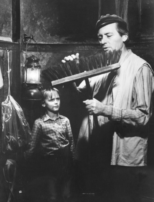 Moritz in der Litfaßsäule – Bild: MDR/​Progress/​Klaus Zähler