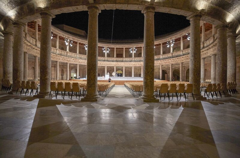 In der Alhambra, im Palacio de Carlos V, kurz vor dem Konzert. Zu diesem Anlass sollen Bühnenbild und Kulisse außergewöhnlich sein. – Bild: arte