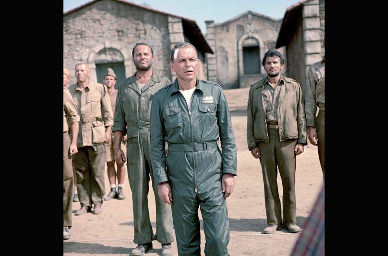Der amerikanische Pilot Ryan (Frank Sinatra, Mi.) wird über Italien abgeschossen und kommt in ein italienisches Gefangenenlager, welches von Briten dominiert wird. – Bild: arte