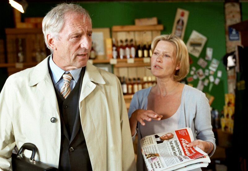 Sonja (Suzanne von Borsody) versucht ihrem Geliebten Alain (Günther Maria Halmer) zu erklären, dass sie mit dem Skandal-Artikel nichts zu tun hat. – Bild: SWR/ARD Degeto/Marco Orlando Pichler Sonja (Suzanne von Borsody) versucht ihrem Geliebten Alain (Günther Maria Halmer) zu erklären, dass sie mit dem Skandal-Artikel nichts zu tun hat. – Bild: SWR/ARD Degeto/Marco Orlando Pichler