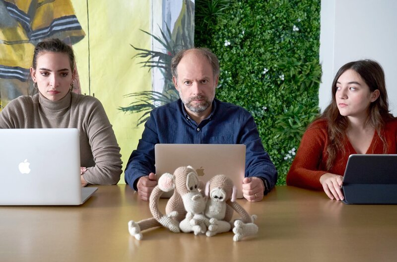 Sarah (Leslie Menu), Alexandre (Denis Podalydès) und Suzie (Luàna Bajrami, v.l.) müssen in ihrem Unternehmen 24/7 verfügbar sein. – Bild: ARTE F / © afbrillot / © afbrillot Sarah (Leslie Menu), Alexandre (Denis Podalydès) und Suzie (Luàna Bajrami, v.l.) müssen in ihrem Unternehmen 24/7 verfügbar sein. – Bild: ARTE F / © afbrillot / © afbrillot
