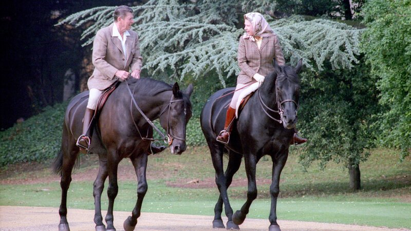 Königin Elizabeth die Zweite zu Pferd mit dem ehemaligen amerikanischen Präsidenten Ronald Reagan. Sie traf mehr Staatsoberhäupter als jeder ihrer Vorgänger und Vorgängerinnen. – Bild: BILD