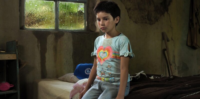 Ana (Ana Cristina Ordóńez González) wurden von ihrer Mutter die Haare geschnitten. Die jungenhafte Frisur soll sie vor Entführung durch die Drogenkartelle schützen. – Bild: ZDF und Lenke Szilágyi.
