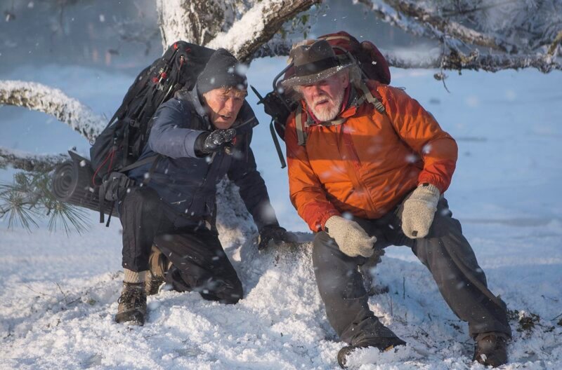 Der Appalachian Trail führt Bill Bryson (Robert Redford, li.) und Katz (Nick Nolte) über verschneite Bergrücken. – Bild: HR/​Degeto/​Broad Green Pictures