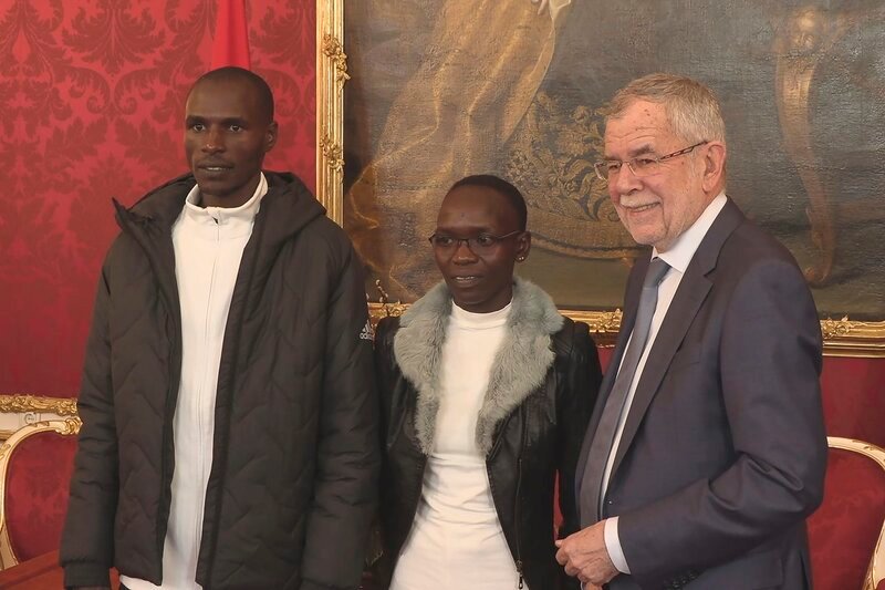 v.li: Vincent Kipchumba, Nancy Kiprop und Alexander Van der Bellen in „Das Geheimnis der kenianischen Läufer“ – Bild: Bonusfilm