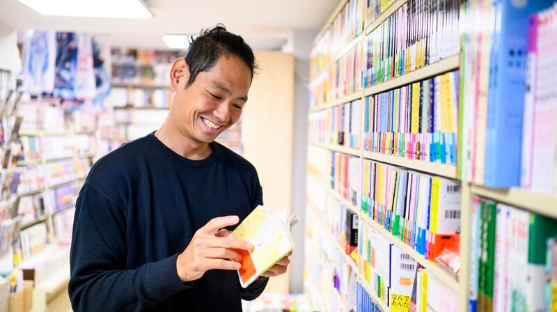 Yuta Maruyama liest besonders gerne Mangas. Der Sohn japanischer Eltern ist in Düsseldorf aufgewachsen. – Bild: WDR/​Julia Feldhagen