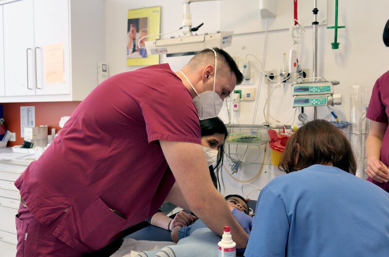 Kinderkrankenpfleger Christian Arzt nimmt Blut ab. Er erzählt vom beruflichen Stress, den er und seine Kollegen erleben. – Bild: arte