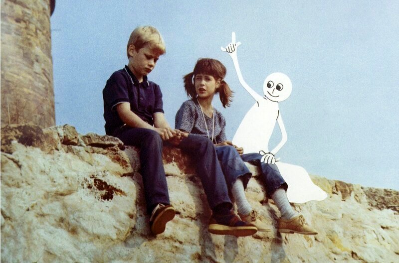 Carola (Nicole Lichtenheldt) mit Kumpel Willi (Ricardo Roth) und dem Schulgespenst – Bild: MDR/​DEFA-Stiftung/​Siegfried Skodula