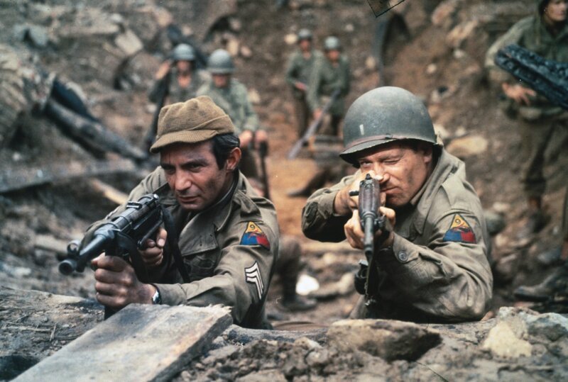 Sgt. Angelo (Ben Gazzara,l.) und Brigade General Shinner (E.G. Marshall) kämpfen an der Front. – Bild: MGM